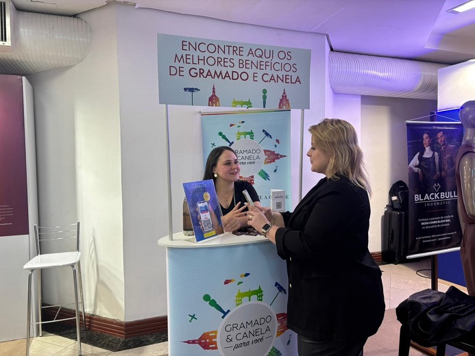 Equipe do Convention divulga associados em evento apoiado